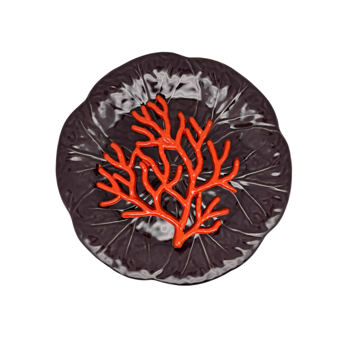 Koraal medio op een aubergine bladvormig bord, 27 cm