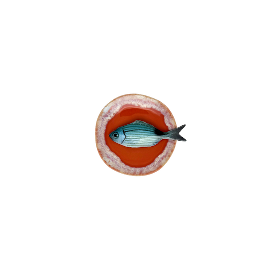 Occhiata piccolo op perzikroze bordje met lichte rand, 12 cm rond