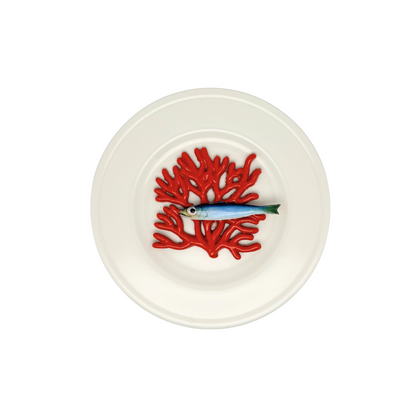 Koraal piccolo met sardientje op wit bord, 21 cm rond.