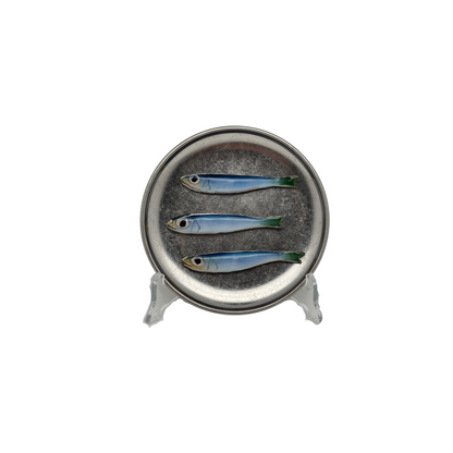 Sardines piccolo op antiek zilver bordje,  14 cm rond