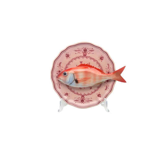 Pagello op poederroze bord met rode decoratie, 17cm