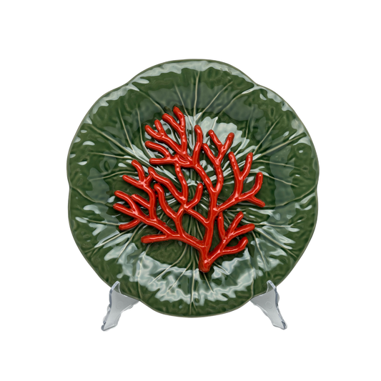 Koraal medio op een groen bladvormig bord, 27 cm