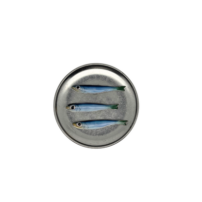 Sardines piccolo op antiek zilver bordje,  14 cm rond