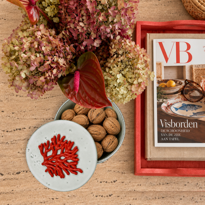 Koraal - Decoratief keramiek handgemaakt vergrijsd wit, sierdoos met deksel rond, 18 cm