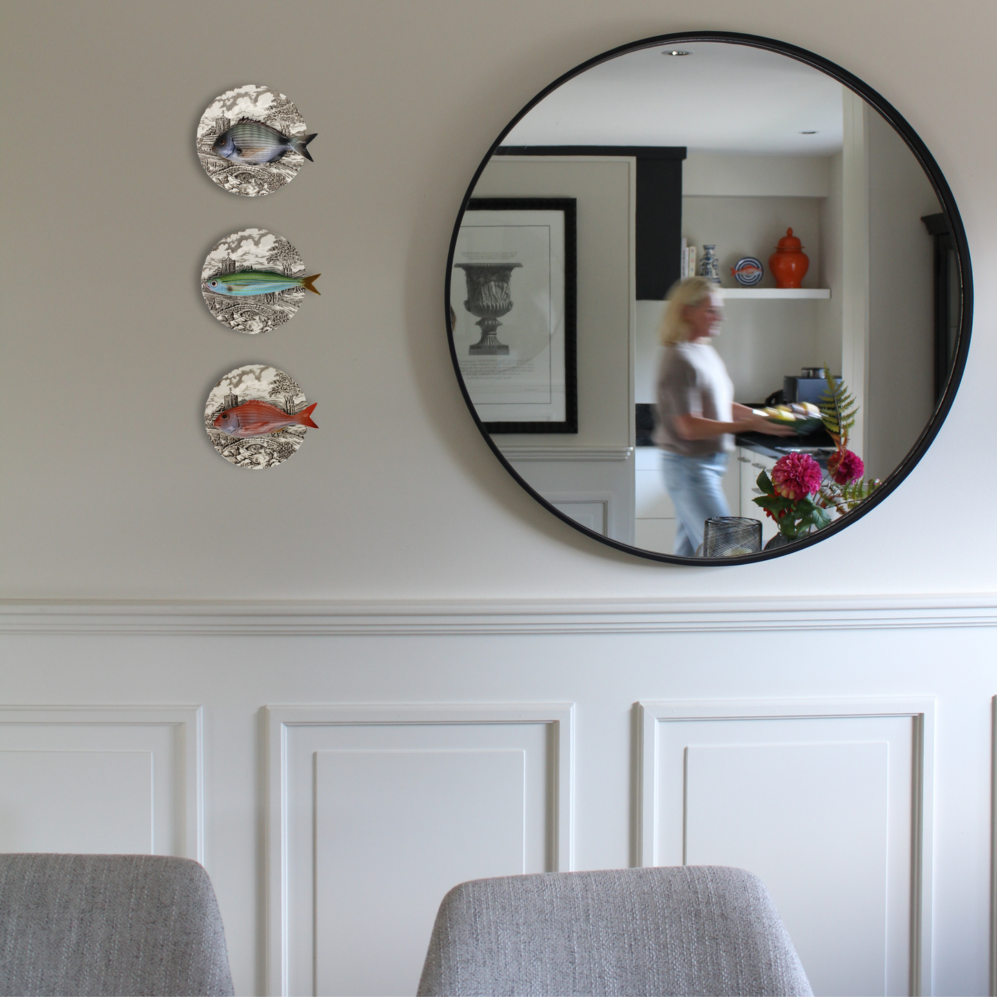 Sarago medio op donker bruin vintage bord, 16 cm rond