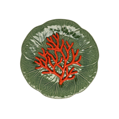 Koraal medio op een groen bladvormig bord, 27 cm
