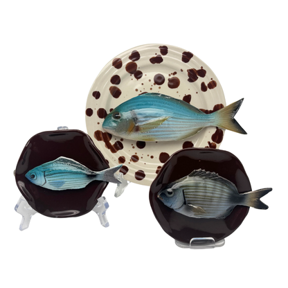 Orata op créme met bruine verfspatten bord, 20 cm rond