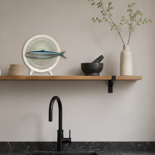 Alaccia/Haring op grijsgroen bord met lichte rand, 21 cm