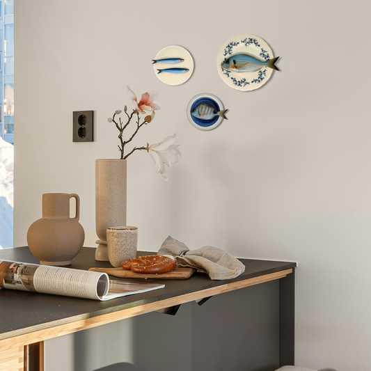 Sarago medio op blauw bord met lichte rand, 17 cm