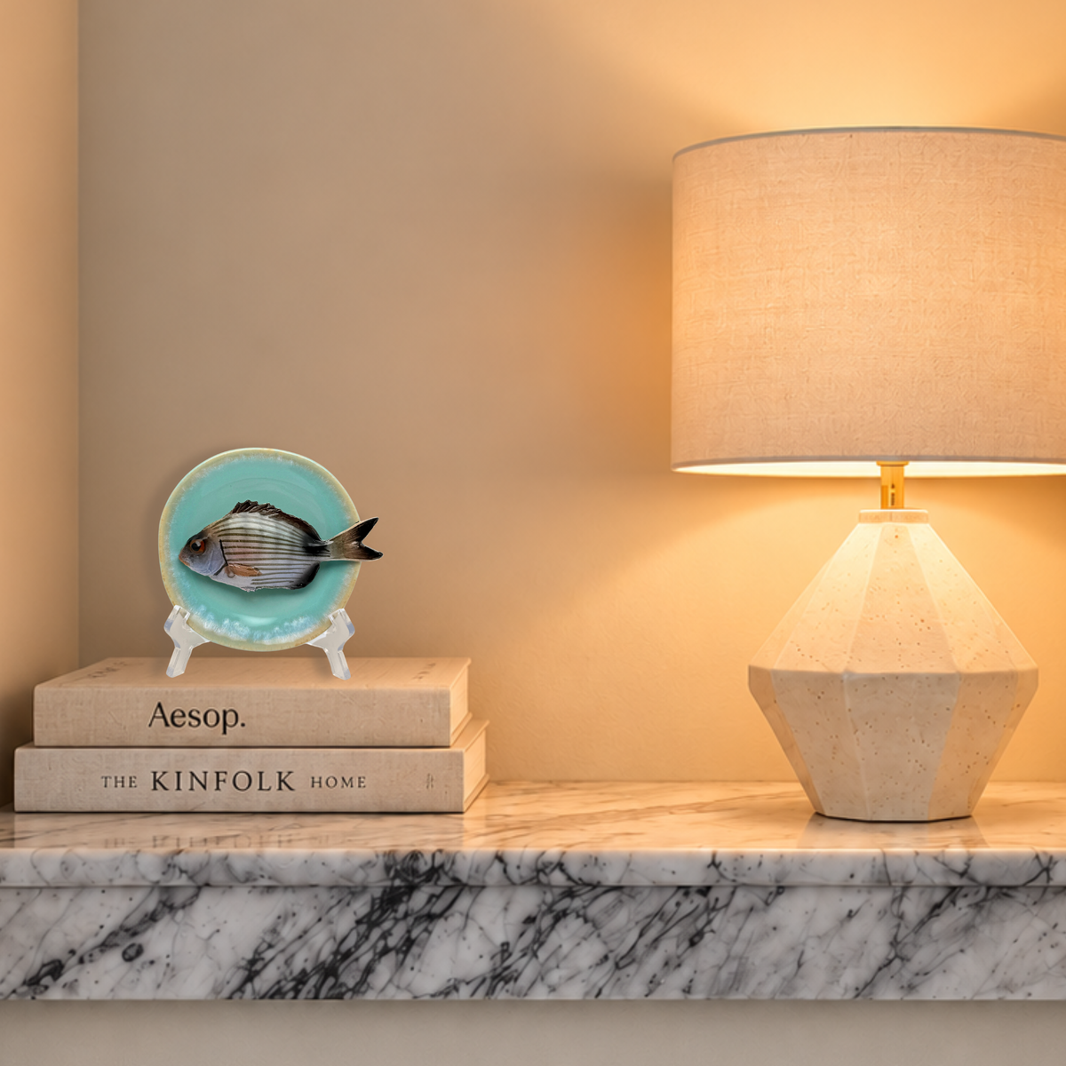 Sarago piccolo op mint turquoise bord met lichte rand, 12 cm doorsnee