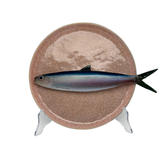 Alaccia/Haring op poeder roze bewerkt bord, 20cm rond
