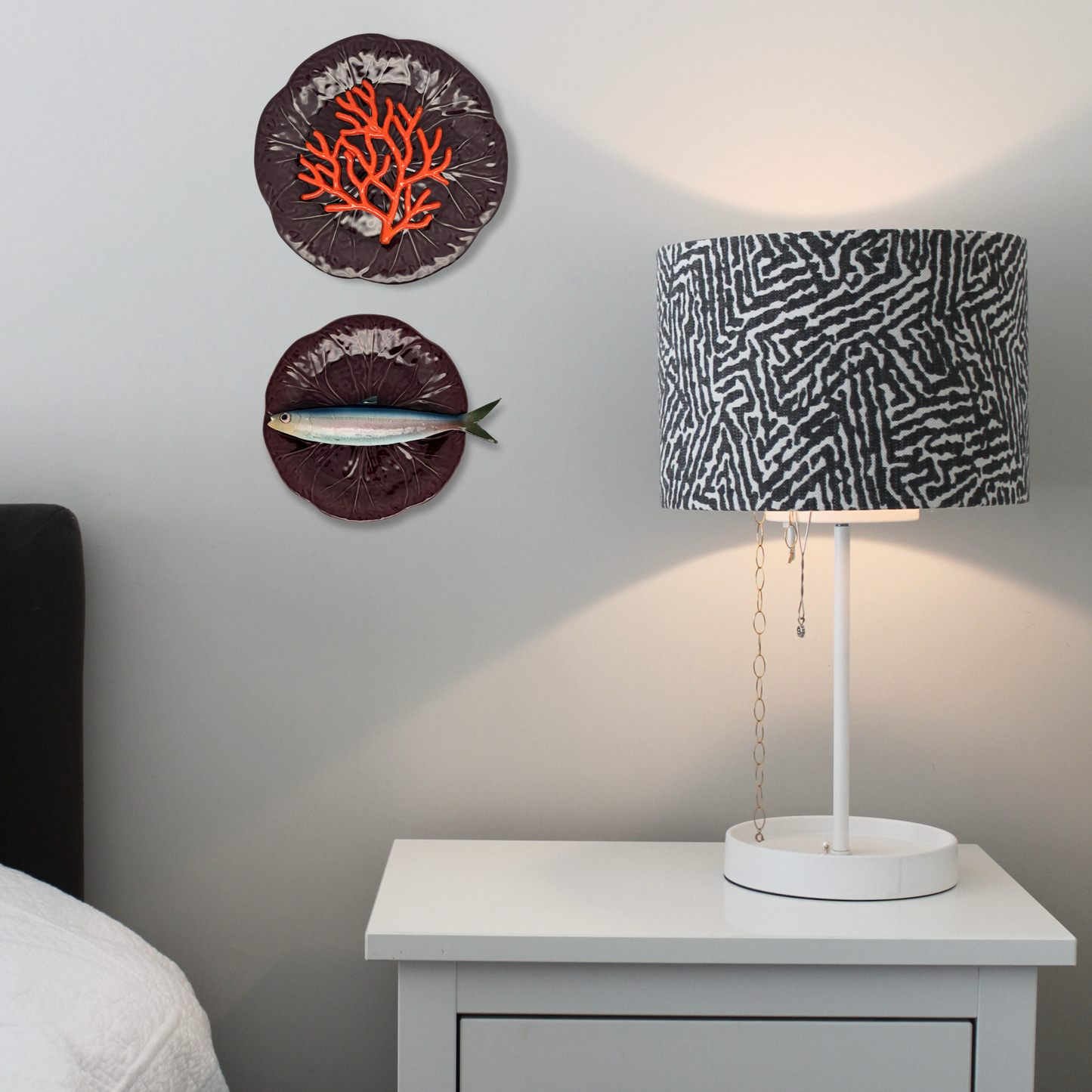 Koraal medio op een aubergine bladvormig bord, 27 cm