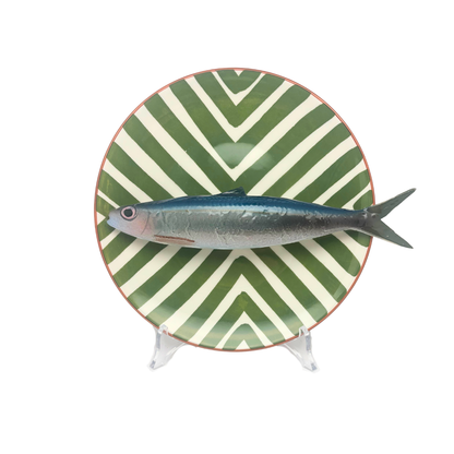 Alaccia/Haring op een groen zigzag motief bord, rond 22 cm