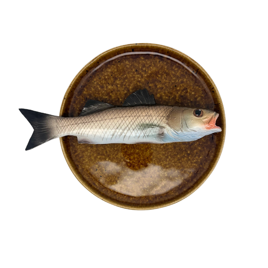 Spigola op een bruin/goud bord, 21cm