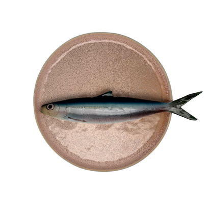 Alaccia/Haring op roze bewerkt bord, 20cm rond