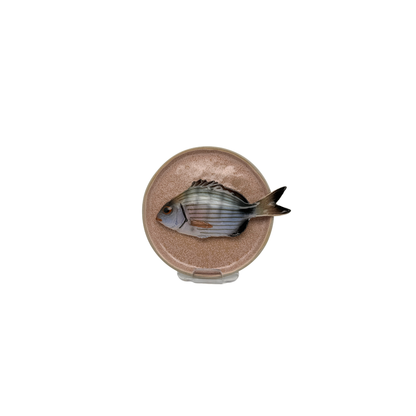 Sarago piccolo op roze bewerkt bordje, 12 cm rond