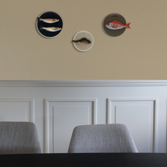 Scorfano Marrone op een beige bordje met lichte rand, 15 cm