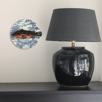 Cernia medio op een donker bauw vintage bord, 25 cm rond