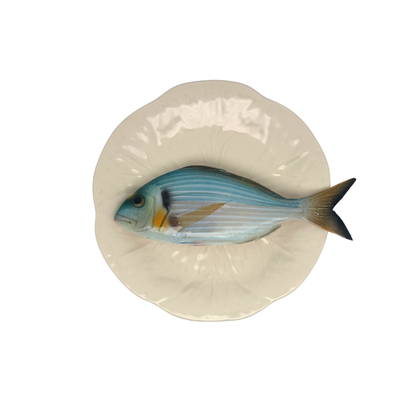 Orata op een crème/wit  bladvormig bord, 21cm