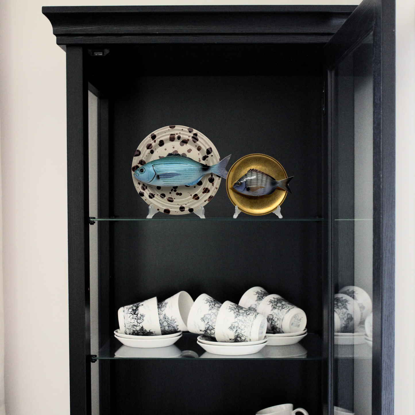 Sarago medio op antique gouden bord, 16cm rond