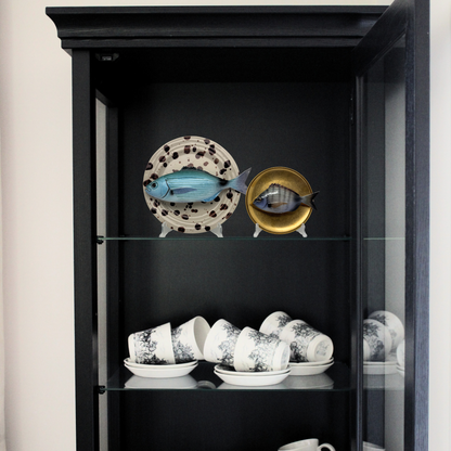 Sarago medio op antique gouden bord, 16cm rond