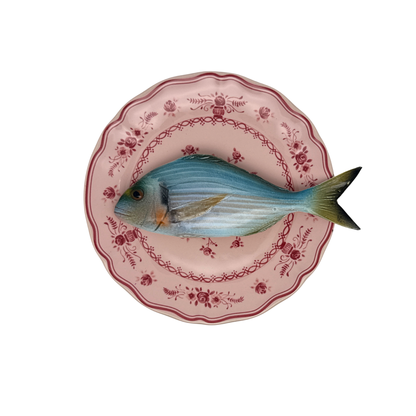 Orata op poederroze bord met rode decoratie, 21 cm