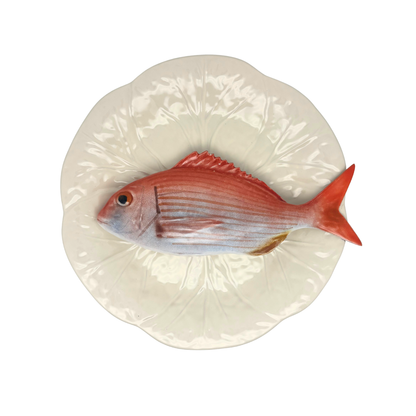 Pagro op een crème/wit bladvormig bord, 27 cm