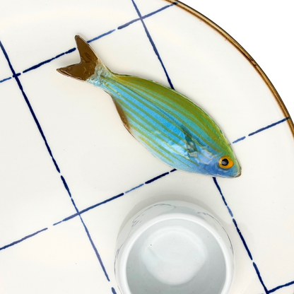 Salpa piccolo op een blauw/wit ruit borrelbord met dipbakje