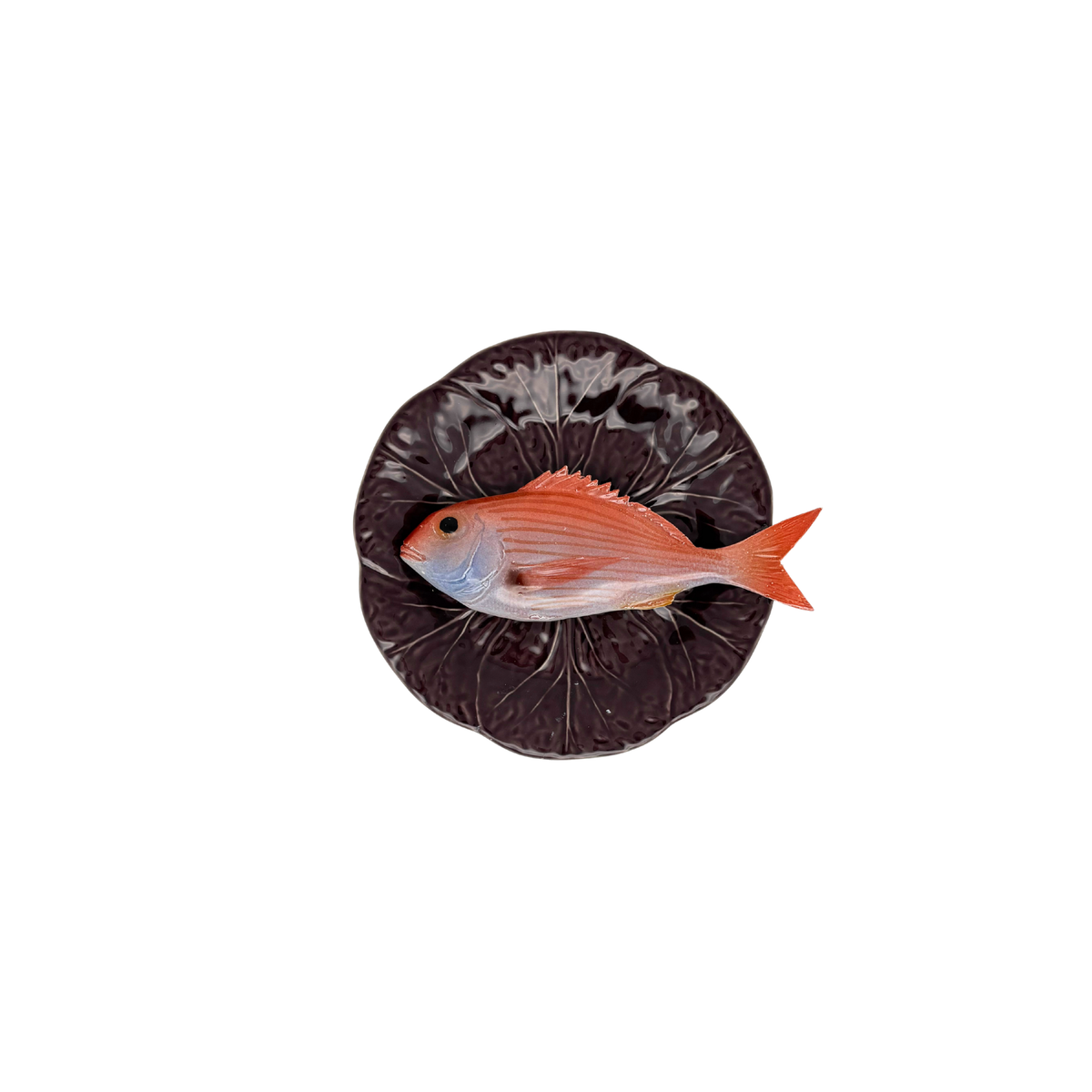 Pagello op een aubergine bladvormig bordje, 18cm rond
