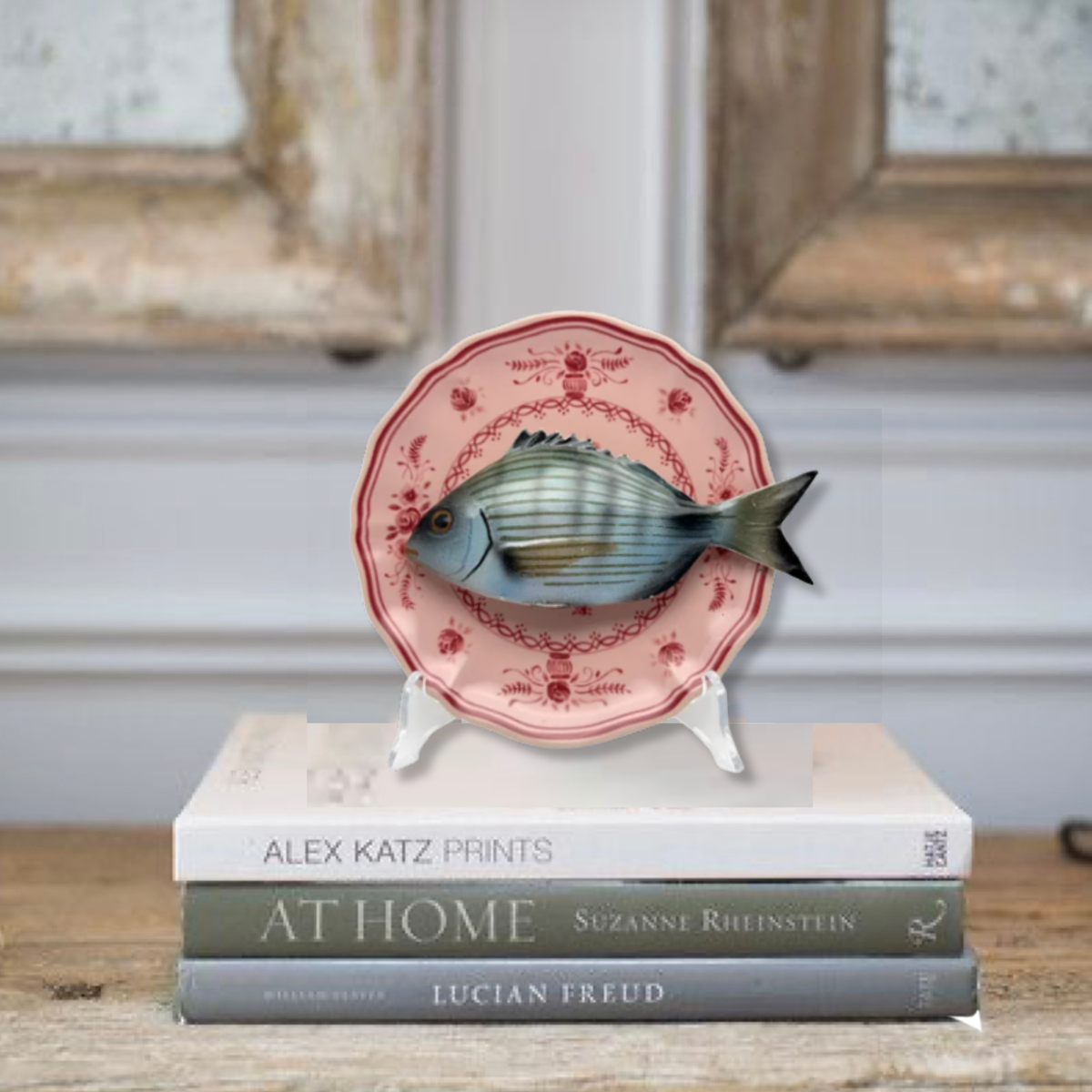 Sarago medio op poederroze bord met rode decoratie, 17cm