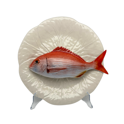 Pagro op een crème/wit bladvormig bord, 27 cm