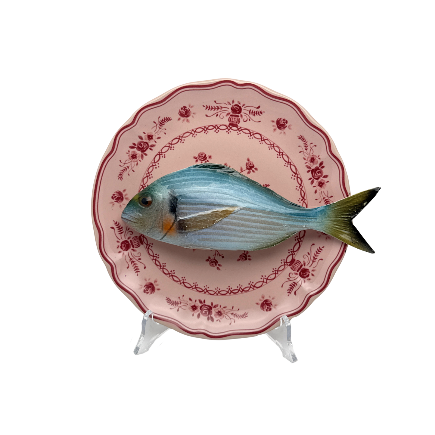 Orata op poederroze bord met rode decoratie, 21 cm