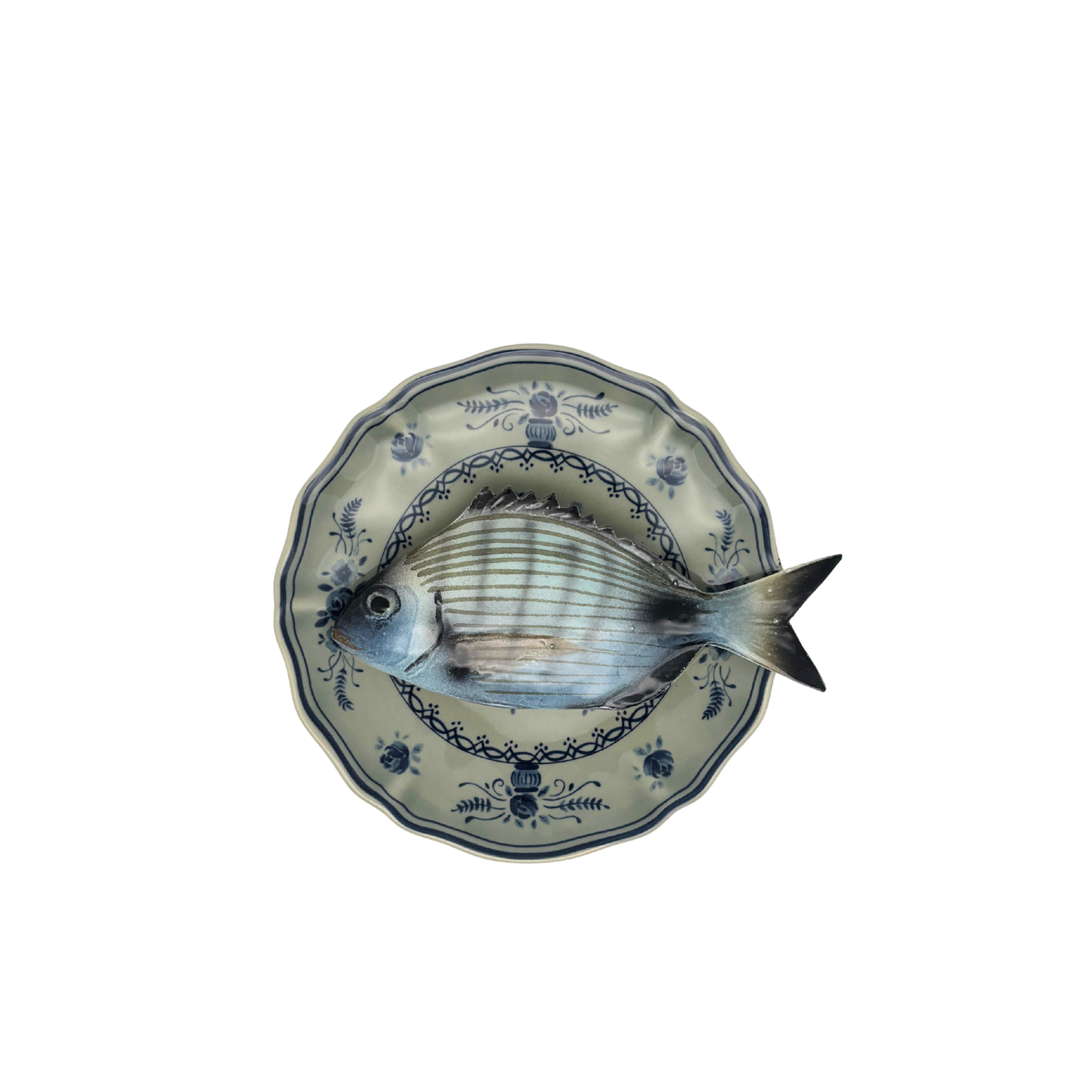 Sarago medio op olijfgroen bord met blauwe decoratie 17cm