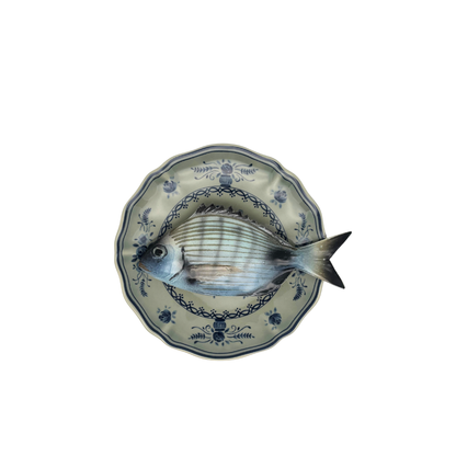 Sarago medio op olijfgroen bord met blauwe decoratie 17cm