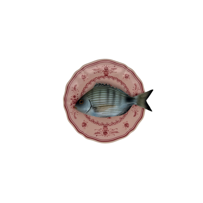Sarago medio op poederroze bord met rode decoratie, 17cm