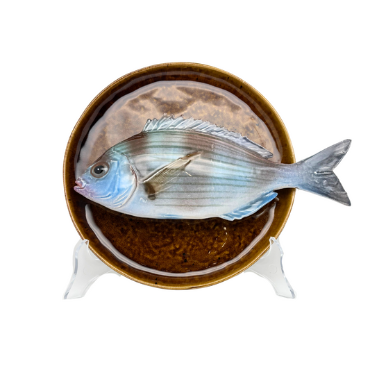 Tanuta op donker bruin bord, 22 cm rond