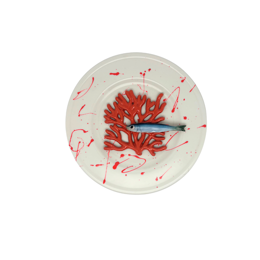 Koraal piccolo met sardientje op wit bord met rode verfspetters, 21 cm rond.