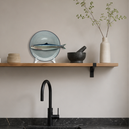 Alaccia/Haring op grijs/blauw krijtstreep bord, 20 cm