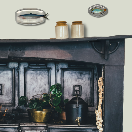 Salpa medio op vintage roestvrij-staal ovaal bord met geschulpte rand, 20X13cm