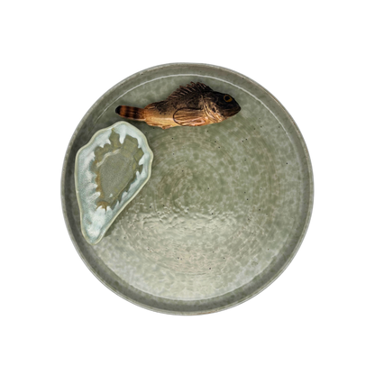 Scorfano marrone op een zeegroen borrelbord incl. dipbakje. 26 cm