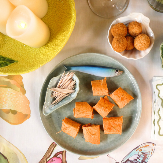 Sardine op een zeegroen borrelbord incl. dipbakje. 26 cm