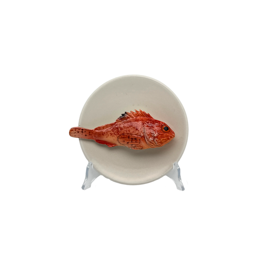Scorfano op beige bord met lichte rand, 15 cm