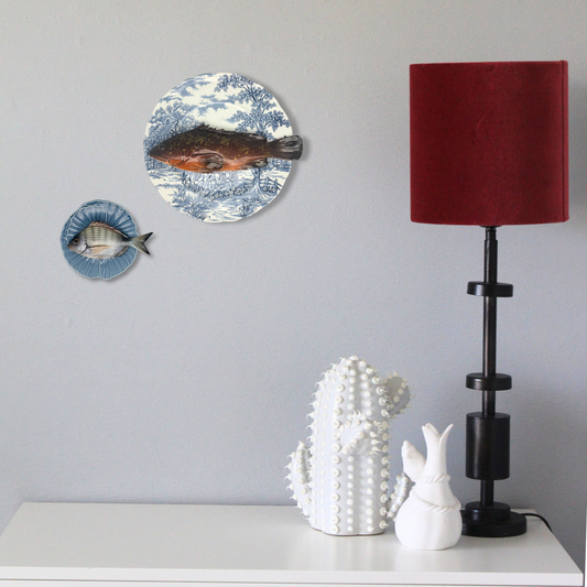 Cernia medio op een donker bauw vintage bord, 25 cm rond