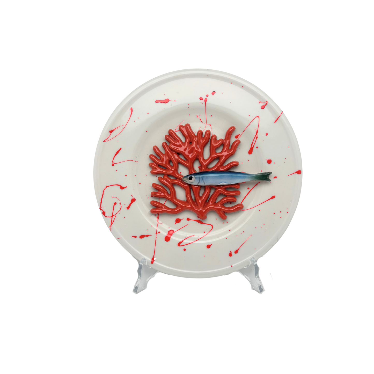 Koraal piccolo met sardientje op wit bord met rode verfspetters, 21 cm rond.