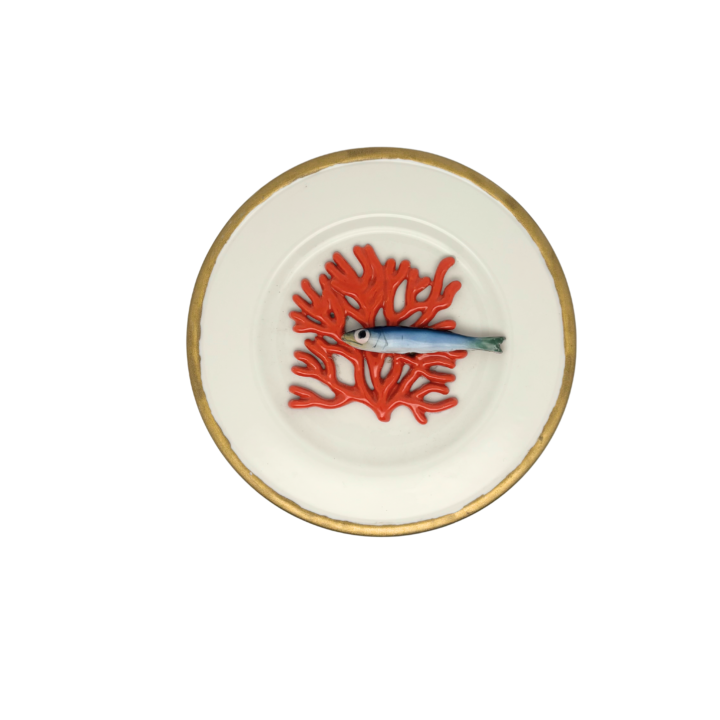 Koraal piccolo met sardientje op wit bord met goudkleurige rand, 21 cm.