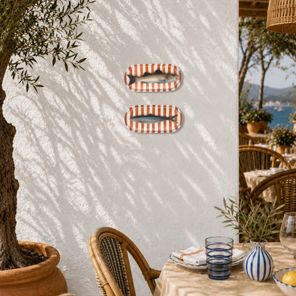 Spigola op ovaal terracotta gestreept bord,