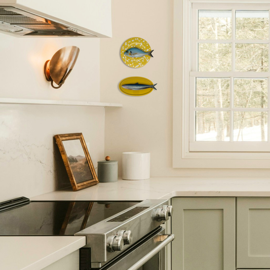 Alaccia/Haring op een ovaal okergeel bord, 22 x 11 cm