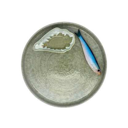 Sardine op een zeegroen borrelbord incl. dipbakje. 26 cm