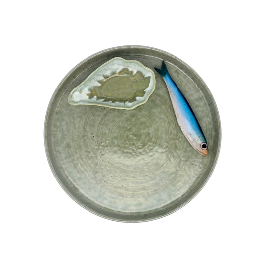 Sardine op een zeegroen borrelbord incl. dipbakje. 26 cm