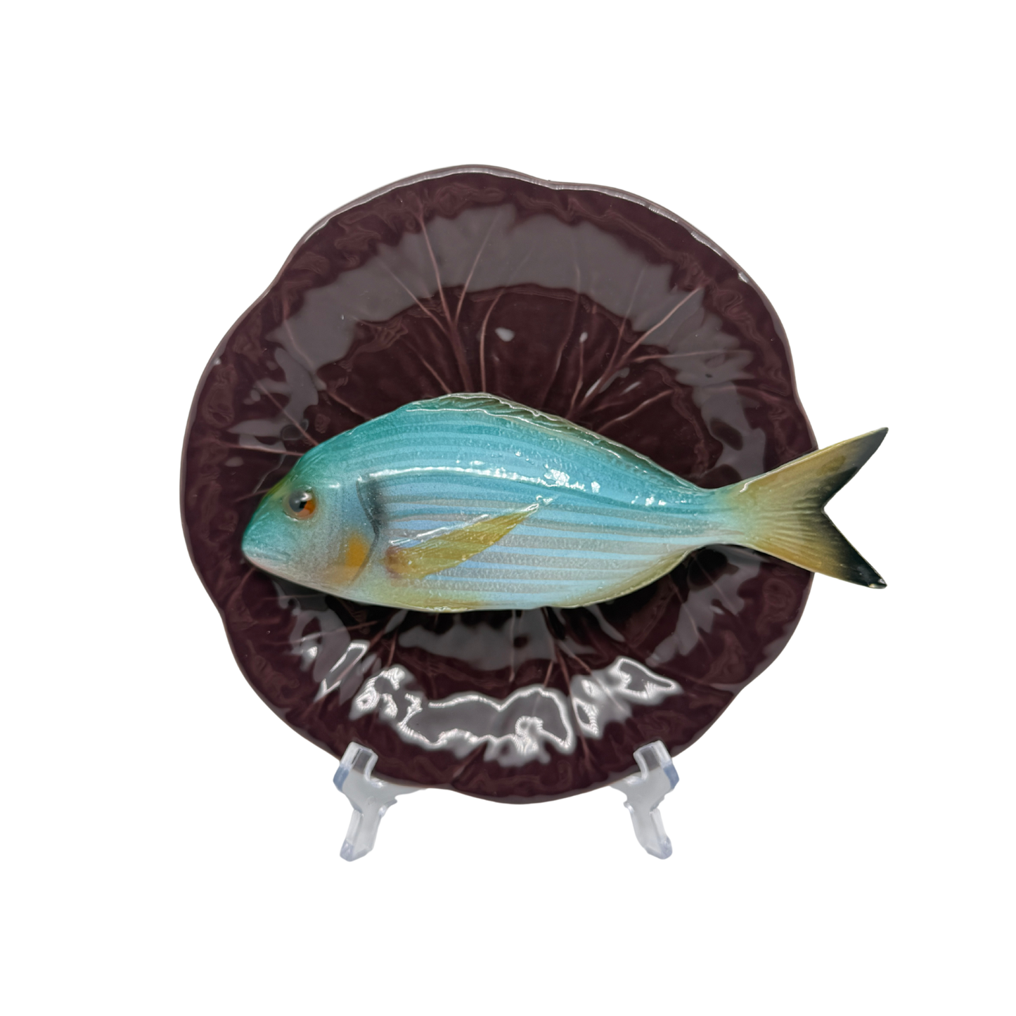 Orata op een aubergine bladvormig bord, 21cm